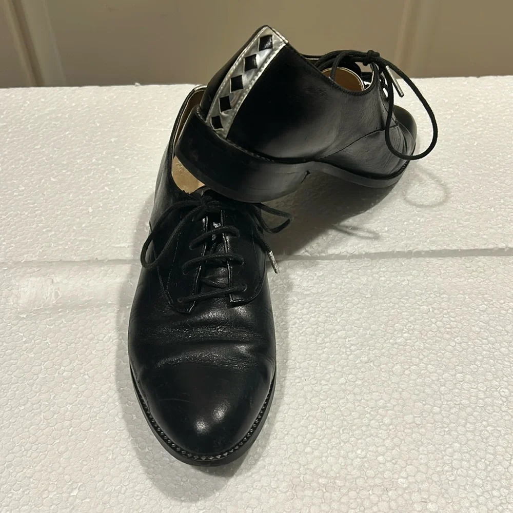 Mellow Yellow lace up Black/silvery details flat leather shoes girls size 4(35)
